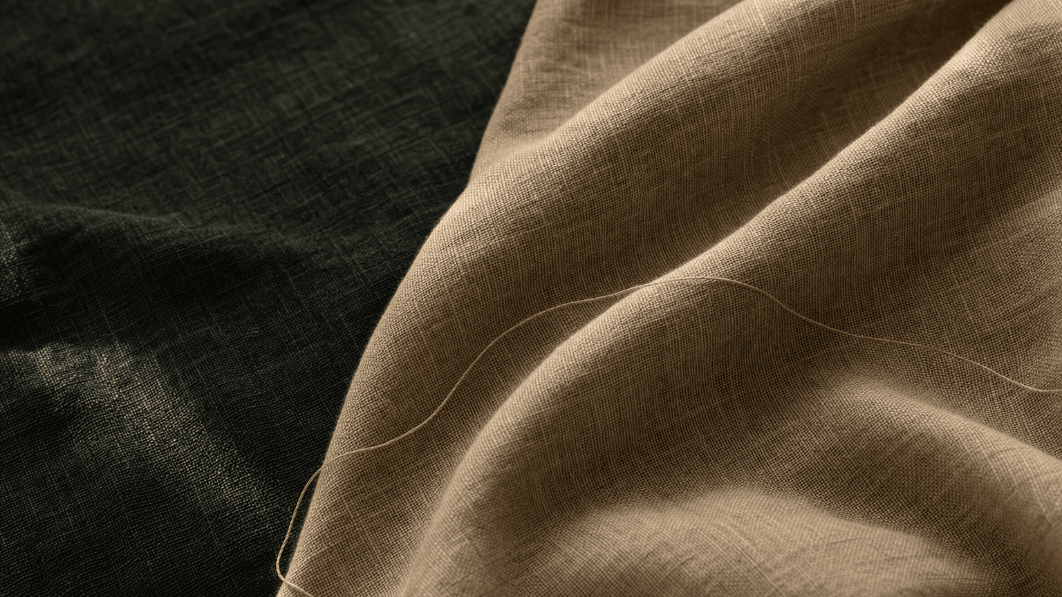 Sand-taupe Leinen mit feinem peach Seidenfaden auf charcoal-grünem Leinen — ruhige atmosphärische Textur