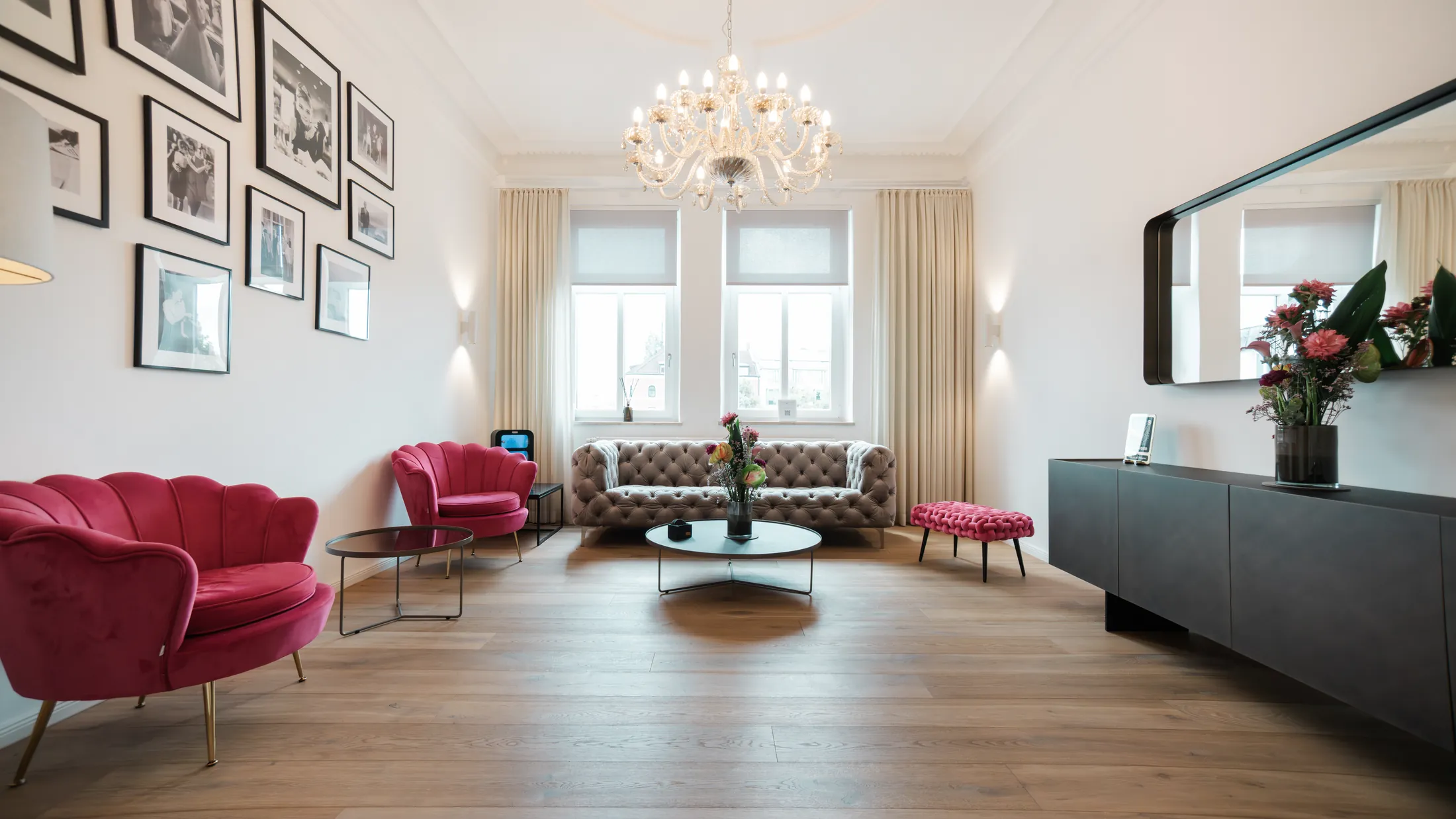 Wartebereich der Praxis Ästhetik am Isartor München — ruhige Altbau-Atmosphäre